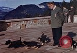 Standbild Adolf Hitler am Berghof Bayern Deutschland, 1940, aus Sekunde 39 historischem Filmmaterial Videoclip 65675048104