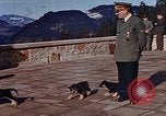 Standbild Adolf Hitler am Berghof Bayern Deutschland, 1940, aus Sekunde 40 historischem Filmmaterial Videoclip 65675048104