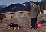 Standbild Adolf Hitler am Berghof Bayern Deutschland, 1940, aus Sekunde 41 historischem Filmmaterial Videoclip 65675048104