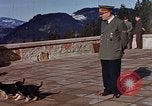 Standbild Adolf Hitler am Berghof Bayern Deutschland, 1940, aus Sekunde 42 historischem Filmmaterial Videoclip 65675048104
