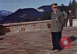 Standbild Adolf Hitler am Berghof Bayern Deutschland, 1940, aus Sekunde 43 historischem Filmmaterial Videoclip 65675048104