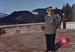 Standbild Adolf Hitler am Berghof Bayern Deutschland, 1940, aus Sekunde 45 historischem Filmmaterial Videoclip 65675048104