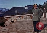 Standbild Adolf Hitler am Berghof Bayern Deutschland, 1940, aus Sekunde 47 historischem Filmmaterial Videoclip 65675048104