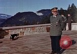 Standbild Adolf Hitler am Berghof Bayern Deutschland, 1940, aus Sekunde 48 historischem Filmmaterial Videoclip 65675048104