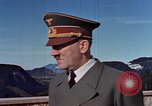Standbild Adolf Hitler am Berghof Bayern Deutschland, 1940, aus Sekunde 60 historischem Filmmaterial Videoclip 65675048104
