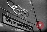 Immagine di Adolf Hitler osserva 1936 Olimpiadi regata Berlino Germania, 1936, secondo 7 filmato di repertorio 65675048121