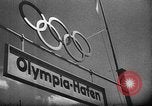 Immagine di Adolf Hitler osserva 1936 Olimpiadi regata Berlino Germania, 1936, secondo 9 filmato di repertorio 65675048121