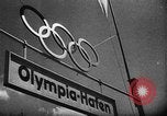 Immagine di Adolf Hitler osserva 1936 Olimpiadi regata Berlino Germania, 1936, secondo 10 filmato di repertorio 65675048121