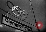 Immagine di Adolf Hitler osserva 1936 Olimpiadi regata Berlino Germania, 1936, secondo 13 filmato di repertorio 65675048121