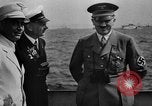 Immagine di Adolf Hitler osserva 1936 Olimpiadi regata Berlino Germania, 1936, secondo 59 filmato di repertorio 65675048121