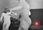 Standbild Fechten Veranstaltungen 1936 Olympics Berlin Deutschland, 1936, aus Sekunde 59 historischem Filmmaterial Videoclip 65675048123