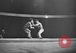 Standbild Griechisch-römischen Ringkampf in 1936 Olympics Berlin Deutschland, 1936, aus Sekunde 34 historischem Filmmaterial Videoclip 65675048124