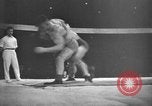 Standbild Griechisch-römischen Ringkampf in 1936 Olympics Berlin Deutschland, 1936, aus Sekunde 46 historischem Filmmaterial Videoclip 65675048124