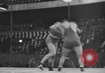 Standbild Griechisch-römischen Ringkampf in 1936 Olympics Berlin Deutschland, 1936, aus Sekunde 62 historischem Filmmaterial Videoclip 65675048124