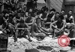 Standbild amerikanischen Marines Tarawa Gilbert Inseln, 1943, aus Sekunde 60 historischem Filmmaterial Videoclip 65675048149