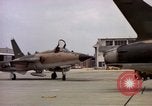 Standbild F 105D-Ebenen Goldsboro North Carolina USA, 1966, aus Sekunde 53 historischem Filmmaterial Videoclip 65675048200