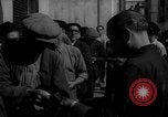 Image le pain est distribué aux travailleurs Barcelone Espagne, 1942, de la seconde 7 séquences d'archives historiques vidéo 65675048275