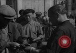 Image le pain est distribué aux travailleurs Barcelone Espagne, 1942, de la seconde 8 séquences d'archives historiques vidéo 65675048275