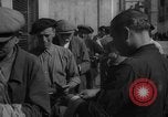 Image le pain est distribué aux travailleurs Barcelone Espagne, 1942, de la seconde 9 séquences d'archives historiques vidéo 65675048275