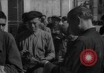 Image le pain est distribué aux travailleurs Barcelone Espagne, 1942, de la seconde 10 séquences d'archives historiques vidéo 65675048275