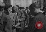 Image le pain est distribué aux travailleurs Barcelone Espagne, 1942, de la seconde 11 séquences d'archives historiques vidéo 65675048275