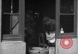 Image le pain est distribué aux travailleurs Barcelone Espagne, 1942, de la seconde 15 séquences d'archives historiques vidéo 65675048275