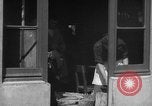 Image le pain est distribué aux travailleurs Barcelone Espagne, 1942, de la seconde 16 séquences d'archives historiques vidéo 65675048275