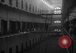 Image prisonniers double-temps en formation à partir de leurs cellules Valence Espagne, 1942, de la seconde 3 séquences d'archives historiques vidéo 65675048276
