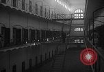 Image prisonniers double-temps en formation à partir de leurs cellules Valence Espagne, 1942, de la seconde 4 séquences d'archives historiques vidéo 65675048276