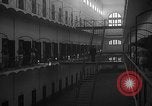 Image prisonniers double-temps en formation à partir de leurs cellules Valence Espagne, 1942, de la seconde 6 séquences d'archives historiques vidéo 65675048276