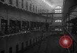 Image prisonniers double-temps en formation à partir de leurs cellules Valence Espagne, 1942, de la seconde 8 séquences d'archives historiques vidéo 65675048276