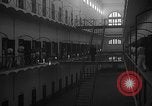 Image prisonniers double-temps en formation à partir de leurs cellules Valence Espagne, 1942, de la seconde 9 séquences d'archives historiques vidéo 65675048276