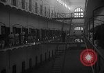 Image prisonniers double-temps en formation à partir de leurs cellules Valence Espagne, 1942, de la seconde 10 séquences d'archives historiques vidéo 65675048276