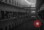 Image prisonniers double-temps en formation à partir de leurs cellules Valence Espagne, 1942, de la seconde 11 séquences d'archives historiques vidéo 65675048276