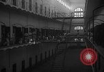 Image prisonniers double-temps en formation à partir de leurs cellules Valence Espagne, 1942, de la seconde 12 séquences d'archives historiques vidéo 65675048276