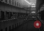 Image prisonniers double-temps en formation à partir de leurs cellules Valence Espagne, 1942, de la seconde 13 séquences d'archives historiques vidéo 65675048276