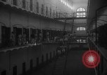 Image prisonniers double-temps en formation à partir de leurs cellules Valence Espagne, 1942, de la seconde 14 séquences d'archives historiques vidéo 65675048276
