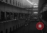Image prisonniers double-temps en formation à partir de leurs cellules Valence Espagne, 1942, de la seconde 15 séquences d'archives historiques vidéo 65675048276