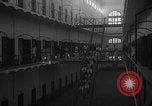 Image prisonniers double-temps en formation à partir de leurs cellules Valence Espagne, 1942, de la seconde 16 séquences d'archives historiques vidéo 65675048276