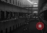 Image prisonniers double-temps en formation à partir de leurs cellules Valence Espagne, 1942, de la seconde 17 séquences d'archives historiques vidéo 65675048276