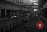 Image prisonniers double-temps en formation à partir de leurs cellules Valence Espagne, 1942, de la seconde 19 séquences d'archives historiques vidéo 65675048276