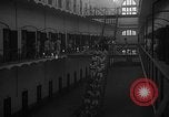 Image prisonniers double-temps en formation à partir de leurs cellules Valence Espagne, 1942, de la seconde 20 séquences d'archives historiques vidéo 65675048276