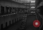 Image prisonniers double-temps en formation à partir de leurs cellules Valence Espagne, 1942, de la seconde 21 séquences d'archives historiques vidéo 65675048276