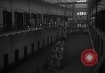 Image prisonniers double-temps en formation à partir de leurs cellules Valence Espagne, 1942, de la seconde 23 séquences d'archives historiques vidéo 65675048276