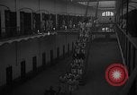Image prisonniers double-temps en formation à partir de leurs cellules Valence Espagne, 1942, de la seconde 24 séquences d'archives historiques vidéo 65675048276