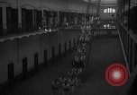 Image prisonniers double-temps en formation à partir de leurs cellules Valence Espagne, 1942, de la seconde 25 séquences d'archives historiques vidéo 65675048276