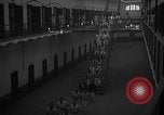 Image prisonniers double-temps en formation à partir de leurs cellules Valence Espagne, 1942, de la seconde 26 séquences d'archives historiques vidéo 65675048276