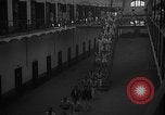 Image prisonniers double-temps en formation à partir de leurs cellules Valence Espagne, 1942, de la seconde 27 séquences d'archives historiques vidéo 65675048276
