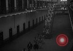 Image prisonniers double-temps en formation à partir de leurs cellules Valence Espagne, 1942, de la seconde 28 séquences d'archives historiques vidéo 65675048276