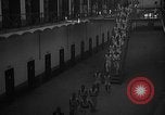 Image prisonniers double-temps en formation à partir de leurs cellules Valence Espagne, 1942, de la seconde 29 séquences d'archives historiques vidéo 65675048276